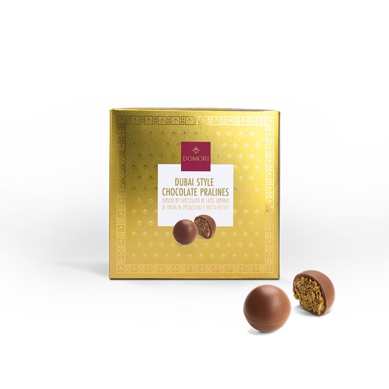 the-action_0003_ROSCDUB_Scatola Dubai Style Chocolate pralines_con pralina_Still Life